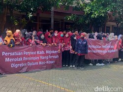 Ratusan Mahasiswa Demo Tolak Dualisme Kepemimpinan di STIKES PPNI Mojokerto