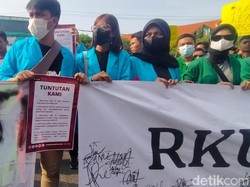 Ratusan Mahasiswa Surabaya Turun ke Jalan Tolak RKUHP