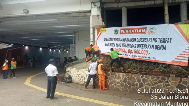 DLH DKI Jakarta menyampaikan sosialisasi kepada masyarakat agar tidak membuang sampah sembarangan di kawasan Stasiun Dukuh Atas dengan cara memasang spanduk (dok DLH DKI Jakarta)