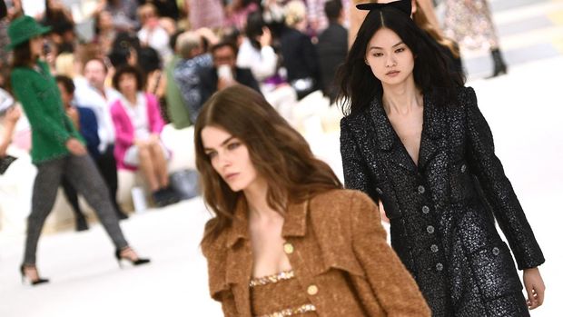 A model presents a creation for Chanel during the Women's Haute-Couture Fall - Winter 2023 Fashion Week in Paris on July 5, 2022. (Photo by Christophe ARCHAMBAULT / AFP)