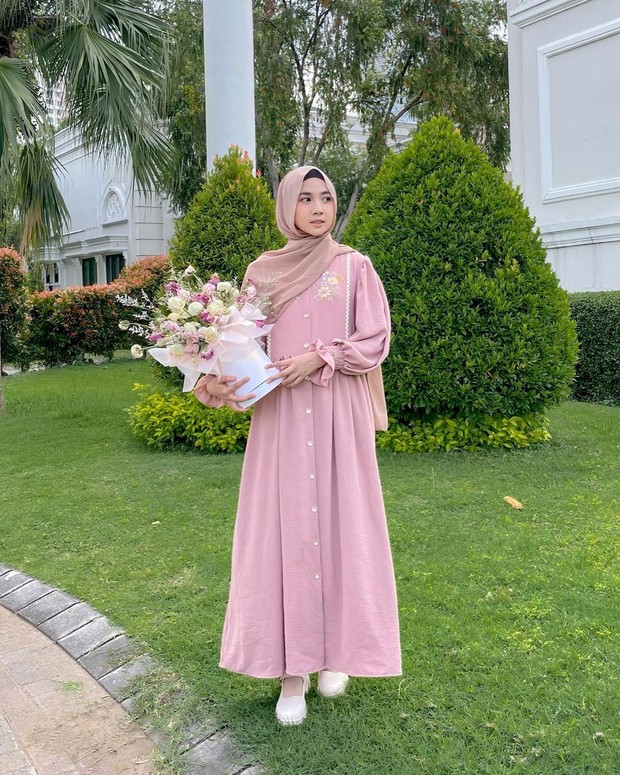 Gaya Richa Etika Ulhaq dengan Dress Floral Richa Etika Ulhaq