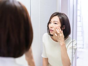 9 Cara Menghilangkan Flek Hitam di Wajah 9 Cara Menghilangkan Flek Hitam di Wajah