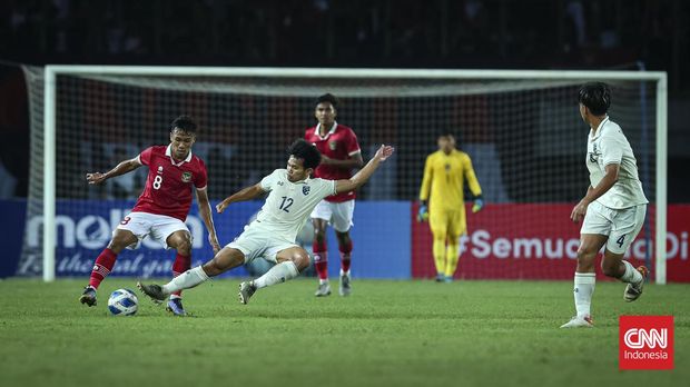 Timnas Indonesia U-19 menghadapi Thailand dalam laga Piala AFF U-19 di Stadion Patriot Candrabhaga, Bekasi, Rabu (6/7). (CNN Indonesia/Adhi Wicaksono)