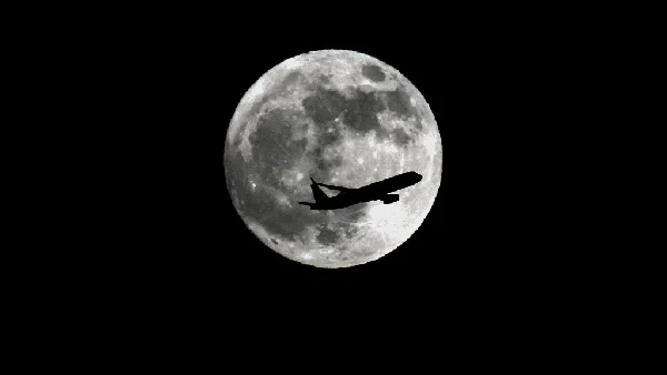 8 Foto Ciamik, Pesawat Terbang Menembus Bulan