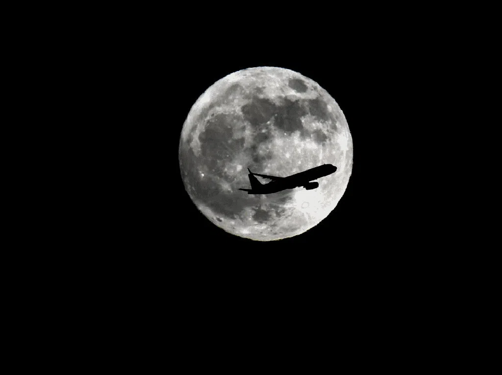8 Foto Ciamik, Pesawat Terbang Menembus Bulan
