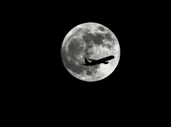 8 Foto Ciamik, Pesawat Terbang Menembus Bulan