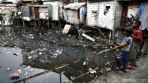 Foto-foto Kali Duri Kosambi Jakarta yang Hitam dan Dipenuhi Sampah