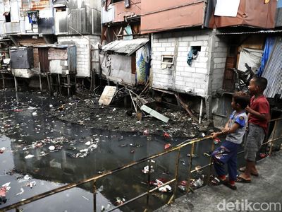Foto-foto Kali Duri Kosambi Jakarta yang Hitam dan Dipenuhi Sampah