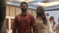 Potret Kaesang Gandeng Erina Gudono ke Kondangan