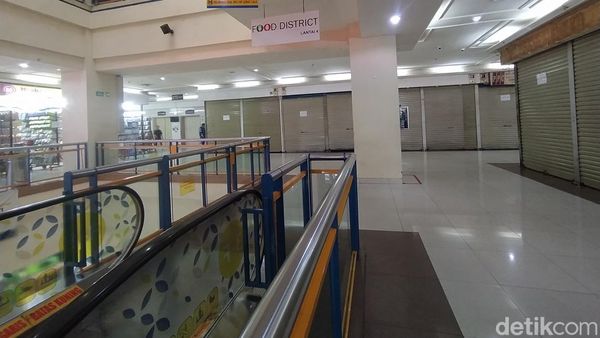 Potret Toko Elektronik di Roxy Nyerah Akibat Pandemi-Tutup Berjamaah