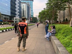 Stasiun Dukuh Atas Trendy tapi Bersampah, Spanduk Dipasang-Petugas Keliling