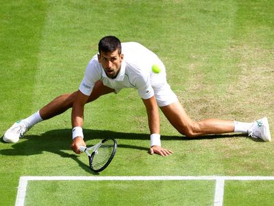 Novak Djokovic Jatuh Bangun Demi Semifinal Wimbledon