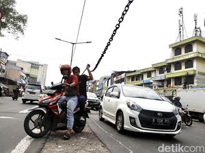 Hindari U-Turn, Pemotor Pilih Terobos Rantai Pembatas Jalan Hindari U-Turn, Pemotor Pilih Terobos Rantai Pembatas Jalan