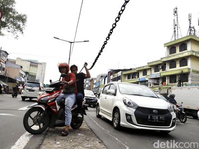 Hindari U-Turn, Pemotor Pilih Terobos Rantai Pembatas Jalan