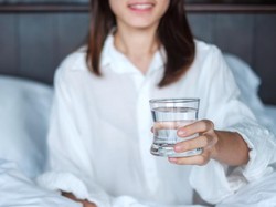 6 Manfaat Minum Air Mineral Setelah Bangun Tidur, Bisa Bikin Bahagia!