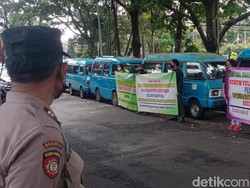 Massa Demo di Depan PN Kota Malang, Tuntut Bos SMA SPI Dihukum Berat