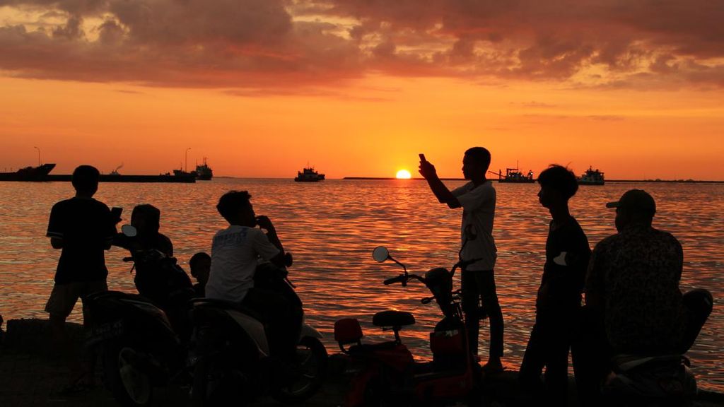 Menatap Syahdu Pedar Senja di Pelabuhan Rakyat Paotere