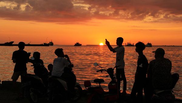 Menatap Syahdu Pedar Senja di Pelabuhan Rakyat Paotere