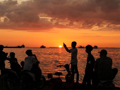 Menatap Syahdu Pedar Senja di Pelabuhan Rakyat Paotere