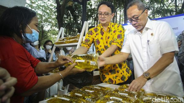 Saat Mendag Zulhas Jualan Minyak Goreng Curah