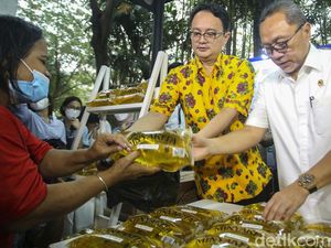 Saat Mendag Zulhas Jualan Minyak Goreng Curah