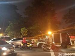 Bandel! 6 Mobil Parkir Liar di Jl Wolter Monginsidi Diderek Malam ini