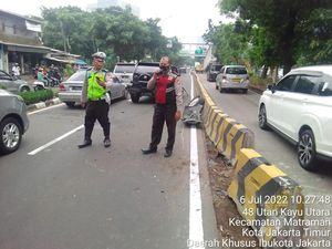 Mobil Rombongan Jenazah Tabrak Separator Busway hingga Ban Copot di Jakpus