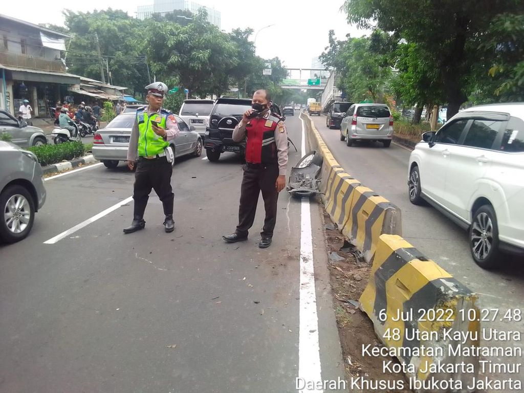 Mobil Rombongan Jenazah Tabrak Separator Busway hingga Ban Copot di Jakpus Mobil Rombongan Jenazah Tabrak Separator Busway hingga Ban Copot di Jakpus