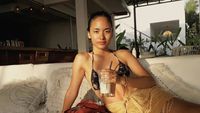 10 Pose Manis Arawinda Saat Santai di Kafe hingga Cicip Donat