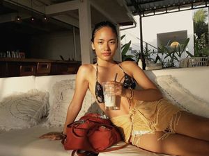 10 Pose Manis Arawinda Saat Santai di Kafe hingga Cicip Donat 10 Pose Manis Arawinda Saat Santai di Kafe hingga Cicip Donat