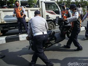 Dishub Jakpus Angkut Motor Parkir Liar di Sekitaran GI