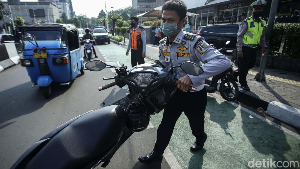 Parkir Liar, Belasan Motor di Jalan Wahid Hasyim Jakarta Kena Razia