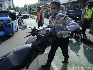 Parkir Liar, Belasan Motor di Jalan Wahid Hasyim Jakarta Kena Razia