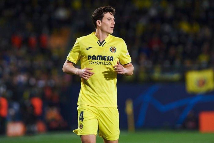 VILLARREAL, SPAIN - APRIL 06: Pau Torres of Villarreal CF looks on during the UEFA Champions League Quarter Final Leg One match between Villarreal CF and Bayern München at Estadio de la Ceramica on April 6, 2022 in Villarreal, Spain. (Photo by Maria Jose Segovia/vi/DeFodi Images via Getty Images)