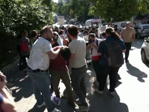 Pawai LGBT di Turki Berakhir Ricuh, Polisi Tangkap 36 Orang Pawai LGBT di Turki Berakhir Ricuh, Polisi Tangkap 36 Orang