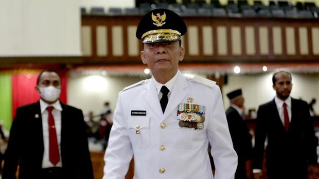 Mayjen TNI (Purn) Achmad Marzuki (tengah) memasuki ruang rapat paripurna saat pelantikan Penjabat (Pj) Gubernur Aceh oleh Menteri Dalam Negeri Tito Karnavian di Gedung DPRA Banda Aceh, Aceh, Rabu (6/7/2022). Presiden Joko Widodo menunjuk Mayjen TNI (Purn) Achmad Marzuki sebagai Pj Gubernur Aceh untuk mengisi kekosongan jabatan setelah berakhirnya tugas Gubernur Aceh Nova Iriansyah pada 5 Juli 2022. ANTARA FOTO/Irwansyah Putra/YU