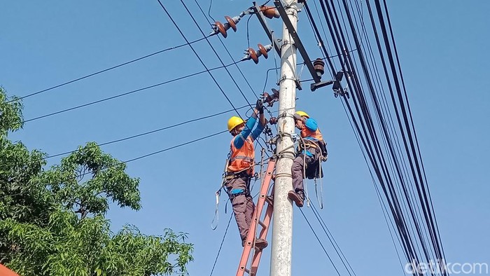 Pemeliharaan jaringan listrik di Klaten. Pemeliharaan jaringan listrik di Klaten. Lokasi Medan