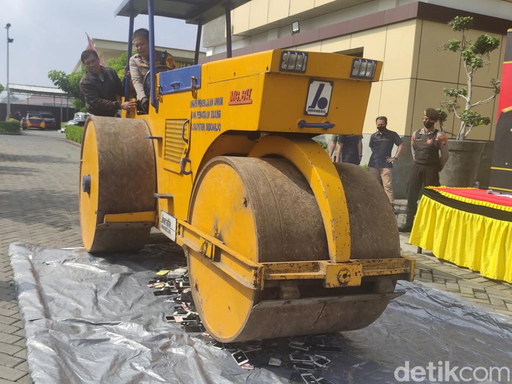 Ratusan HP Ilegal Bekas Senilai Rp 2 M di Sidoarjo Dimusnahkan Ratusan HP Ilegal Bekas Senilai Rp 2 M di Sidoarjo Dimusnahkan