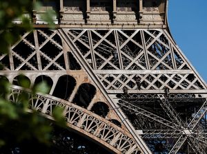 Duh, Karat Menara Eiffel Cuma Ditimpa Cat Lho Duh, Karat Menara Eiffel Cuma Ditimpa Cat Lho