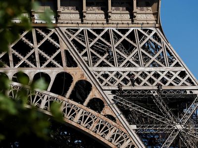 Duh, Karat Menara Eiffel Cuma Ditimpa Cat Lho