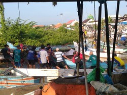 Hujan Lebat di Lamongan, Pohon Tumbang-Perahu Tenggelam