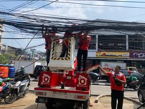 Petugas Telkom Rapikan Kabel Semrawut di Pecenongan Jakpus