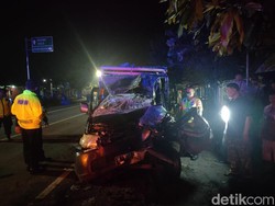 1 Orang Tewas Usai Sebuah Pikap Tabrak Truk Parkir di Magetan