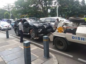 Mobil Nekat Parkir Sembarang di Senopati dan Sekitar Ditilang Rp 500 Ribu! Mobil Nekat Parkir Sembarang di Senopati dan Sekitar Ditilang Rp 500 Ribu!