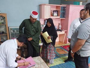 Dijemput Polisi, Pria Penghina Presiden Cengar-cengir Dijemput Polisi, Pria Penghina Presiden Cengar-cengir