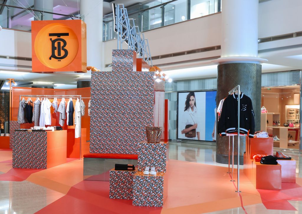 Pop-up store koleksi Burberry TB Summer Monogram