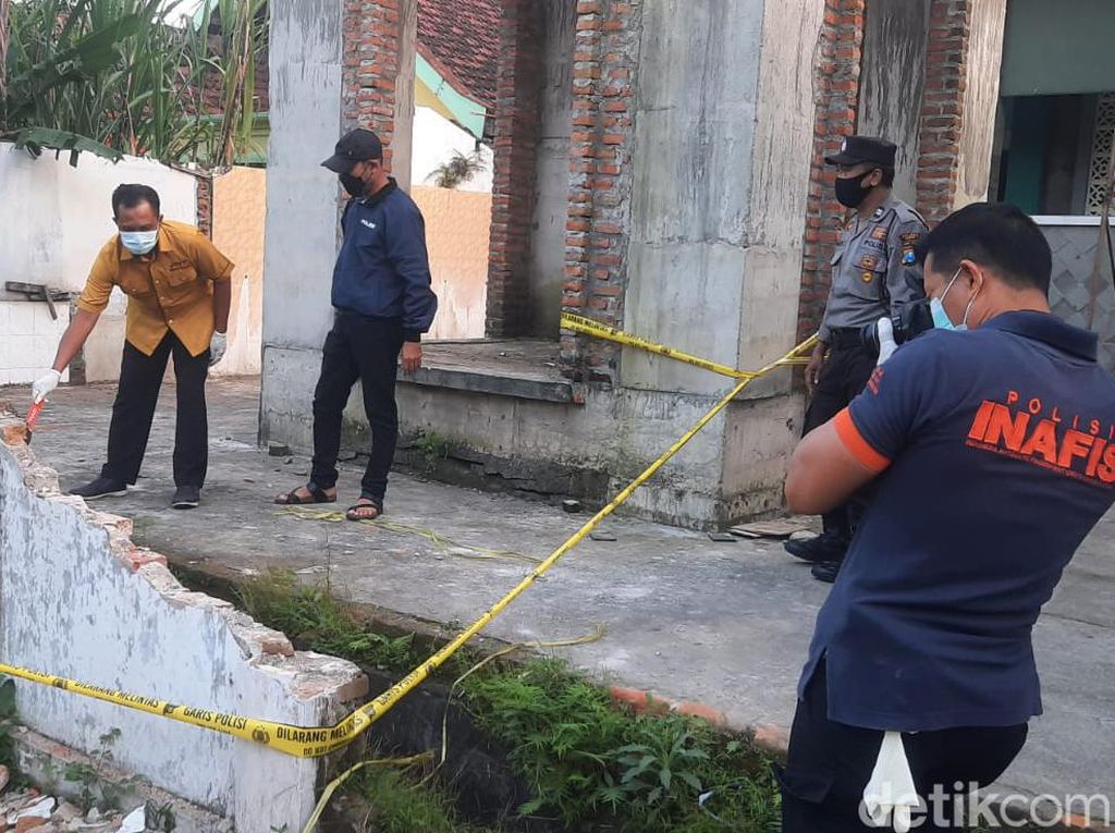Pria di Kediri Tewas Jatuh dari Menara Masjid 25 Meter Pria di Kediri Tewas Jatuh dari Menara Masjid 25 Meter