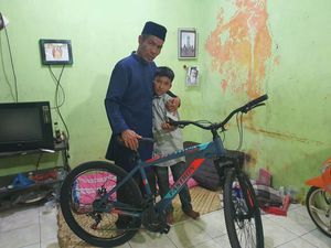 Sandi Beri Sepeda ke Tukang Sapu Makam Syekh Burhanuddin Padang Pariaman