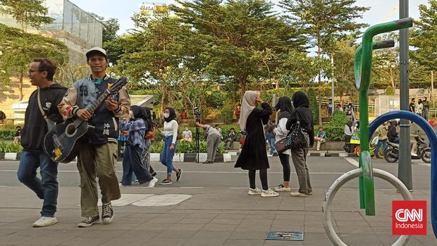 Ratusan remaja dari berbagai daerah penyangga Jakarta mendatangi Taman Stasiun MRT Dukuh Atas di kawasan BNI City, Sudirman, Jakarta Pusat, Selasa (5/7). Banyak dari mereka datang untuk menghabiskan waktu libur sekolah.