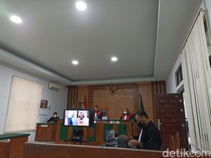 Kades di Blitar yang Tilap Dana BST Rp 15 Juta Divonis 1 Tahun 8 Bulan Bui Kades di Blitar yang Tilap Dana BST Rp 15 Juta Divonis 1 Tahun 8 Bulan Bui